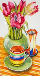 Gestreifte Tasse mit Untertasse, Vase und Tulpen
